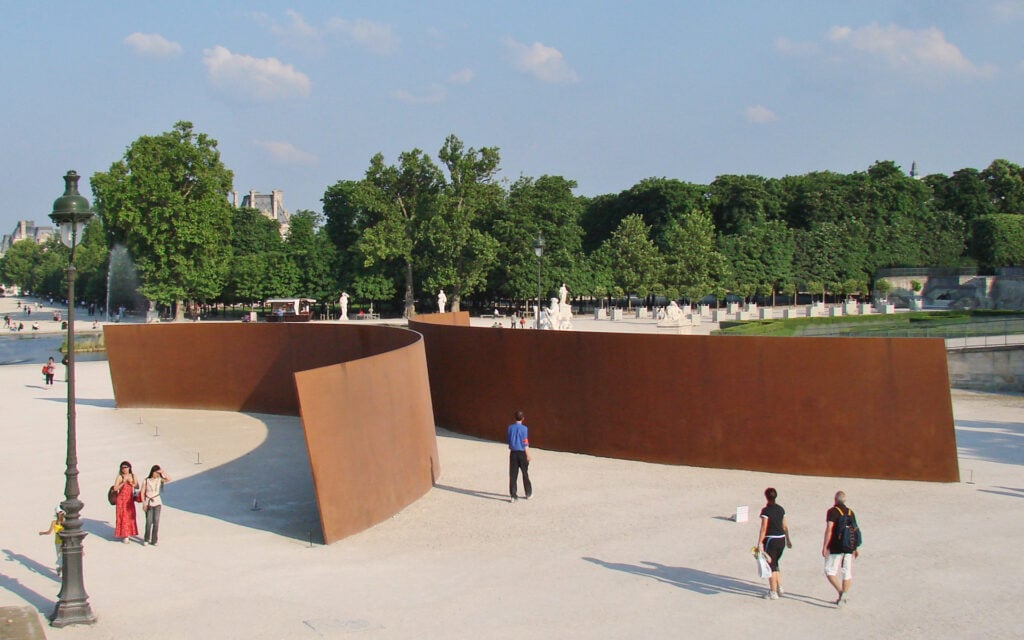 Una grande scultura di Richard Serra è stata abbandonata in un cortile fuori Parigi