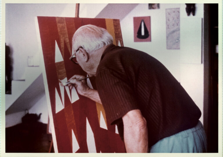 Alfredo Volpi dipinge nel suo studio, anni Settanta. Collezione privata, San Paolo, Brasile