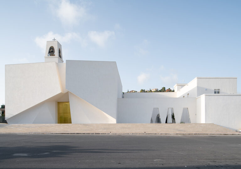 AM3 Architetti Associati, Nuova aula liturgica e recupero del complesso parrocchiale del Cuore Immacolato di Maria, Marco Alesi Cristina Cali Alberto Cusumano, 2020-2022, Villaggio Mosé (AG), photo Davide Curatola Soprana