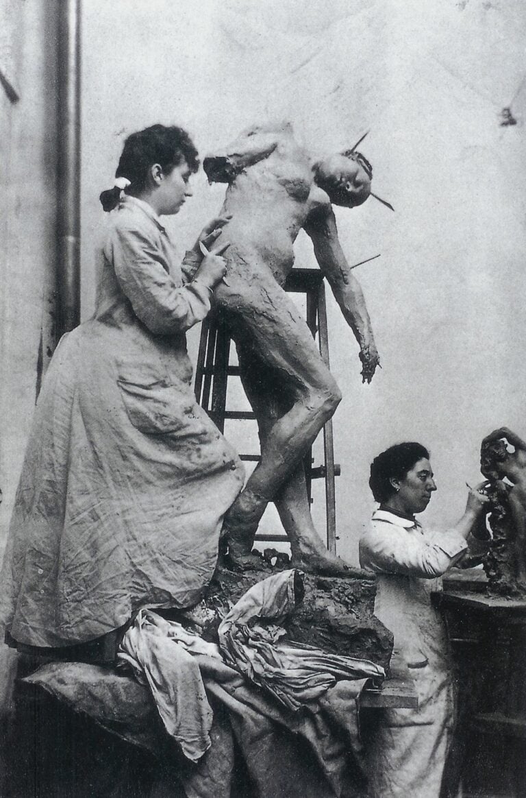 Camille Claudel nel suo atelier. Photo via Wikimedia