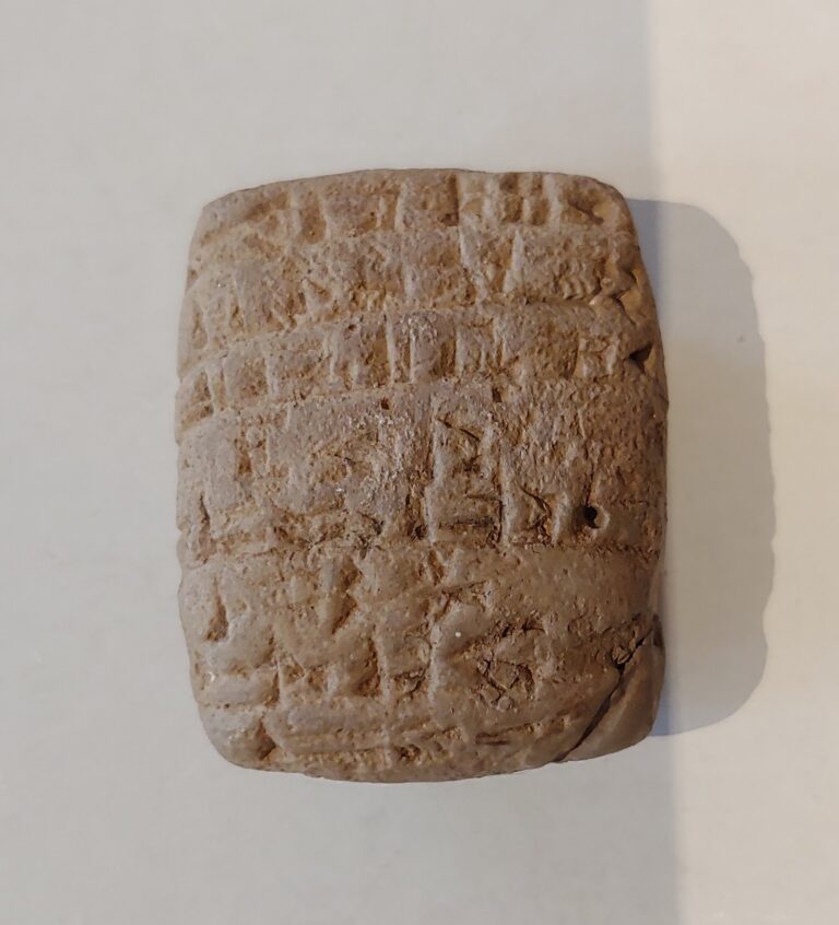 Civiltà babilonese, terzo millennio a.C. tavoletta con iscrizione cuneiforme, courtesy of Mutina Ars Antiqua