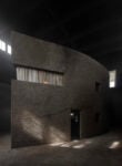 Ersan Mondtag, Monument eines unbekannten Menschen, Padiglione Germania, Biennale di Venezia, 2024. Photo Andrea Rossetti