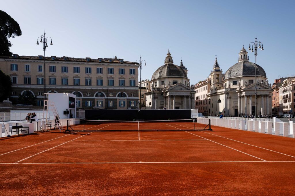 Colosseo, Fontana di Trevi e un campo da tennis a Piazza del Popolo. Gli Internazionali invadono Roma