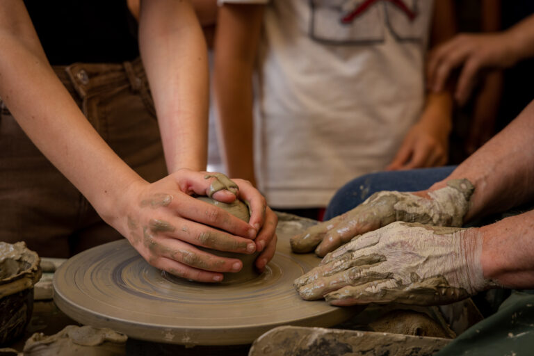 Lavorazione ceramica al tornio a Urbania (Marche)