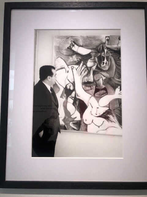 Mario Bocchi osserva "Il ratto delle Sabine" di Pablo Picasso