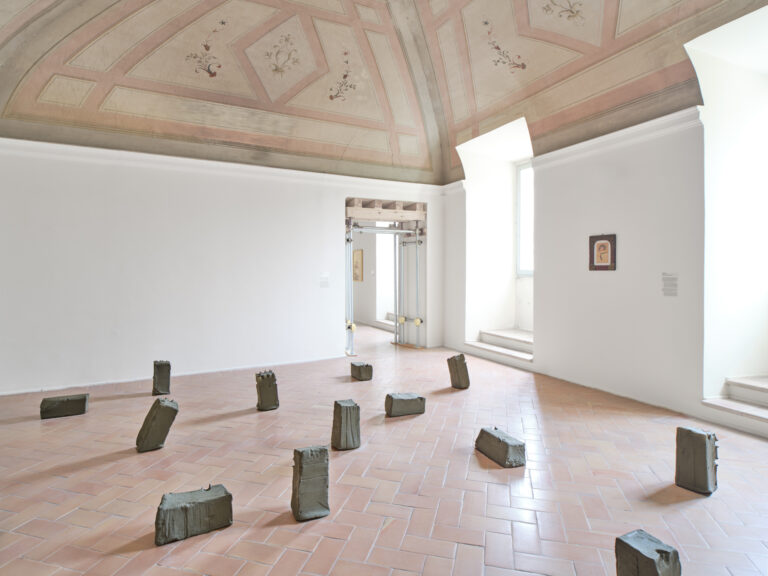 namsal siedlecki group show 2014 2024 veduta dellinstallazione a palazzo collicola courtesy lartista e magazzino roma photo giuliano vaccai La stagione fatata. L’infanzia raccontata in una mostra a Spoleto