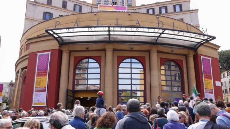 Roma, aprile 2023. Il pubblico in attesa di entrare al Palladium per uno dei tanti eventi della Festa della resistenza