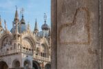 URBS SCRIPTA, grande corno dogale dipinto in porpora su un pilastro interno delle Procuratie della Piazzetta