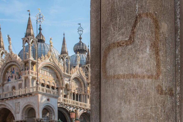 URBS SCRIPTA, grande corno dogale dipinto in porpora su un pilastro interno delle Procuratie della Piazzetta