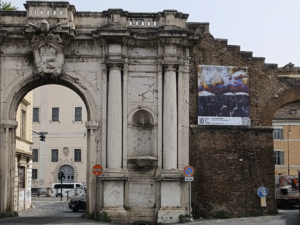 Lungo le Mura Aureliane di Roma la mostra diffusa di artisti e architetti per ripensare la città 