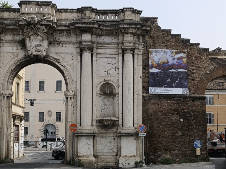 Le 10 porte del futuro sulle Mura Aureliane di Roma. Progetto a cura di Spazio Taverna e stendardo di Giulio Bensasson