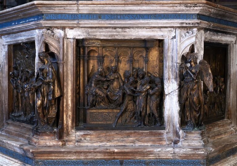 Fonte battesimale del Duomo di Siena, lato con la Cattura del Battista di Lorenzo Ghiberti, prima del restauro. Photo Bruno Bruchi