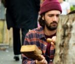 Lo street artist dei tronchi d’albero: Andrea Gandini si racconta in un video