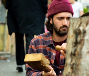 Lo street artist dei tronchi d’albero: Andrea Gandini si racconta in un video