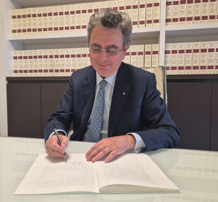 beppe costa firma il contratto A Siena Banca d’Italia vende Palazzo delle Papesse. Tornerà a essere centro d’arte contemporanea