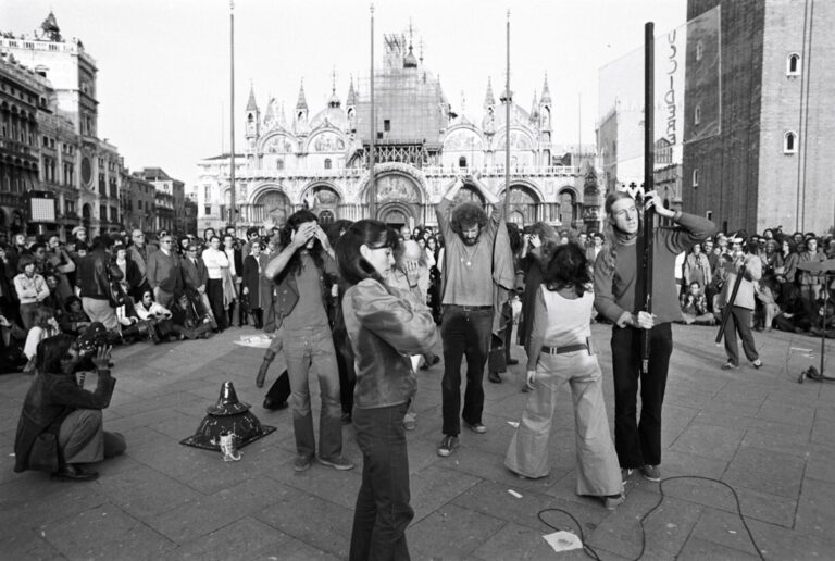 Cameraphoto, XXXIX Biennale d'Arte di Venezia, pubblico durante l'inaugurazione della Biennale all'interno di un padiglione, 1980. Fondo AAF – Collezione Fondazione di Modena – FMAV