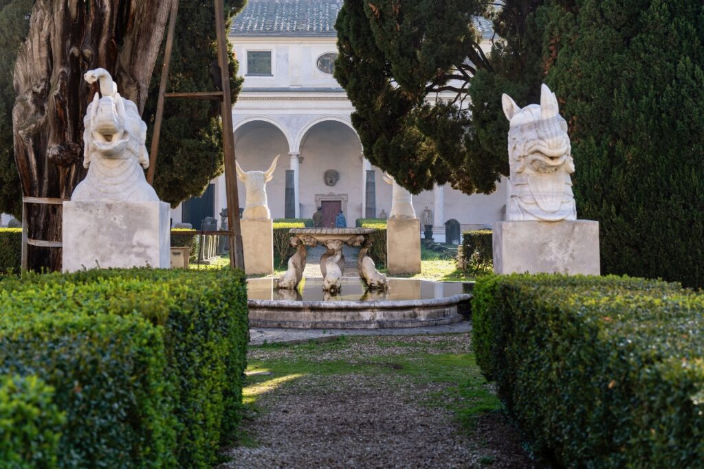 Elisabetta Benassi – Camelopardalis (testa di Michelangelo)