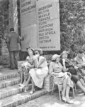 Interfoto, XXVI Biennale d’Arte di Venezia, padiglione Italia, Donne sedute all’ingresso, 1952. Fondo AAF – Collezione Fondazione di Modena – FMAV 1948. Fondo AAF – Collezione Fondazione di Modena - FMAV