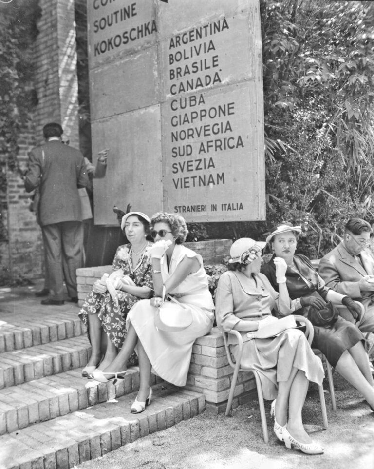 Interfoto, XXVI Biennale d’Arte di Venezia, padiglione Italia, Donne sedute all’ingresso, 1952. Fondo AAF – Collezione Fondazione di Modena – FMAV 1948. Fondo AAF – Collezione Fondazione di Modena - FMAV