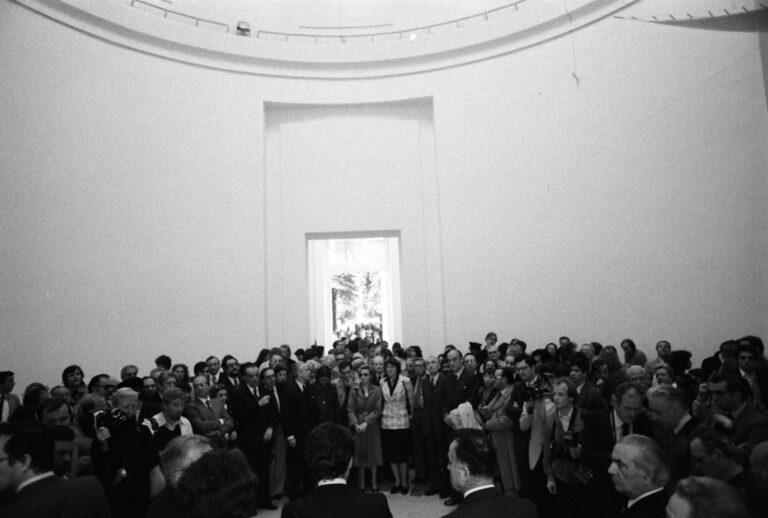 Interphoto, XXIV Biennale d'Arte di Venezia il giorno dell'inaugurazione, da sinistra Gio Ponti, il presidente della Repubblica Italiana Luigi Einaudi e lo storico dell'arte Rodolfo Pallucchini