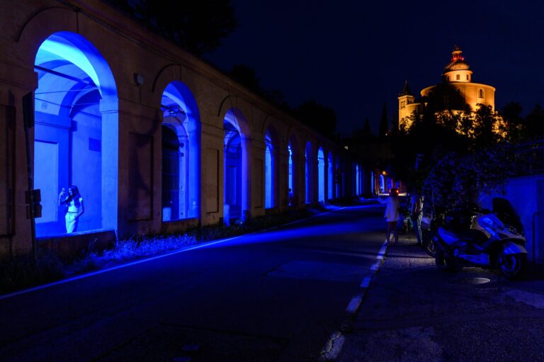 Il cantante Cesare Cremonini e l’artista Philipp Frank illuminano i Portici di San Luca a Bologna