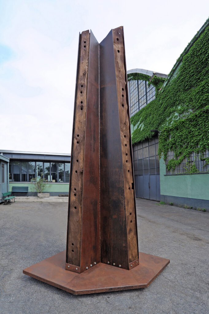 Maria Cristina Carlini, Obelisco, 2015, legno di recupero e acciaio corten, cm 420x230x170