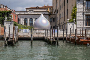 A Venezia arriva una grande installazione d’arte contemporanea nel giardino di Palazzo Corner