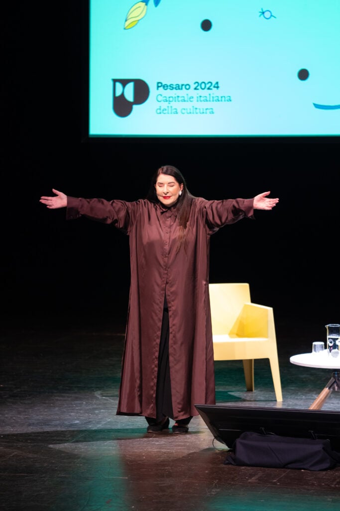 Marina Abramović per l'ovazione, Teatro Rossini di Pesaro. Foto Culto Productions