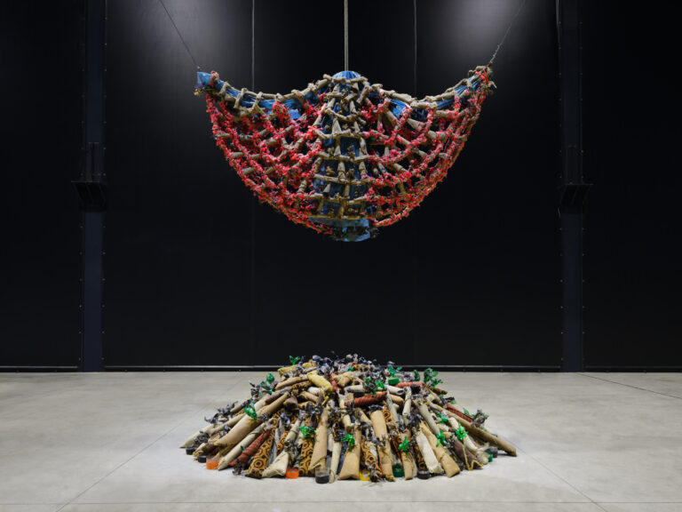 Nari Ward, Carpet Angel, 1992. Veduta dell'installazione, Pirelli HangarBicocca, Milano, 2024. The Museum of Contemporary Art, Los Angeles. Courtesy l'artista e Pirelli HangarBicocca. Foto Agostino Osio