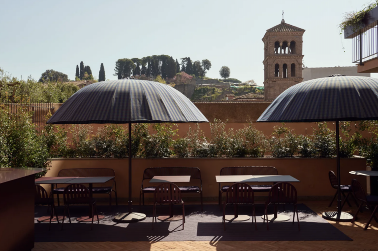 A Roma Mimmo Jodice in mostra a Palazzo Velabro. L’hotel che è anche spazio espositivo, cinema e biblioteca