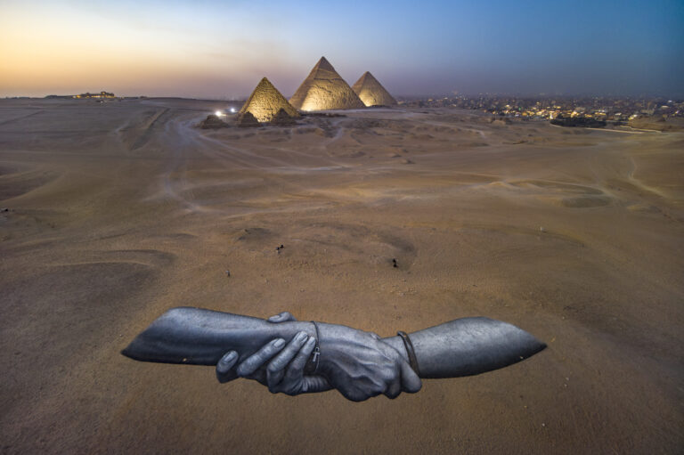 L’arte monumentale ed effimera di Saype ai piedi delle Piramidi di Giza