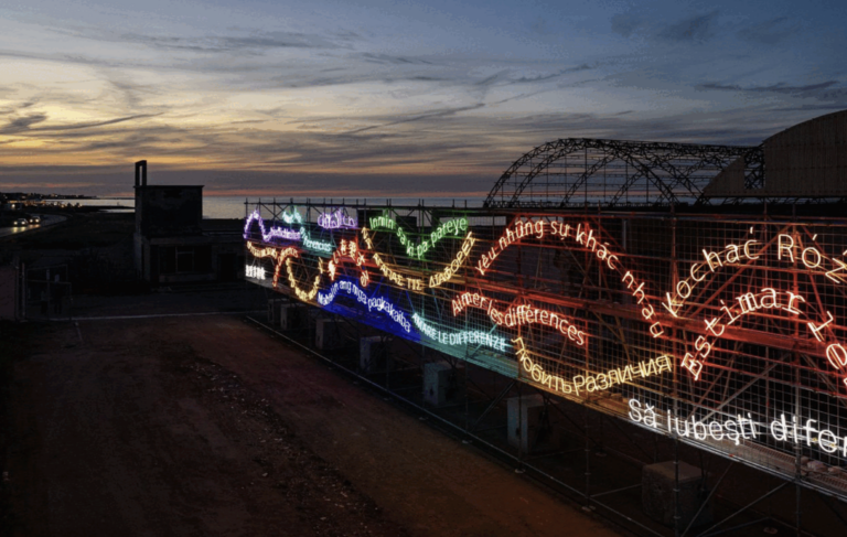 Michelangelo Pistoletto, Love Difference, 2005-2024, neon, 6,40 x 40 m. Courtesy l’artista e GALLERIA CONTINUA. Foto: Cosimo Rubino