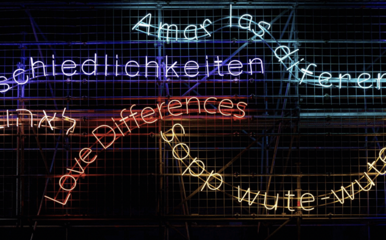 Michelangelo Pistoletto, Love Difference, 2005-2024, neon, 6,40 x 40 m. Courtesy l’artista e GALLERIA CONTINUA. Foto: Cosimo Rubino