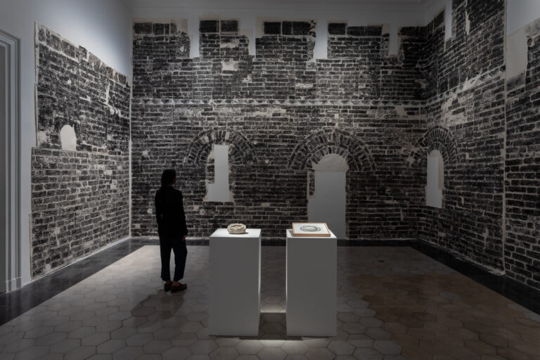 Xu-Bing, mostra A Moment in Time, Ghost Pounding the Wall, Accademia Americana a Roma. Foto Daniele Molajoli