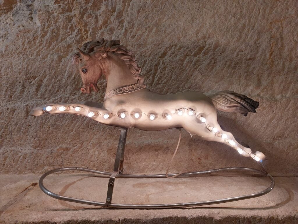 Franco Dellerba - Cavallo a dondolo - 2021 -  - plastica dipinta - ferro cromato e luminarie - cm 86 x 126 x 39