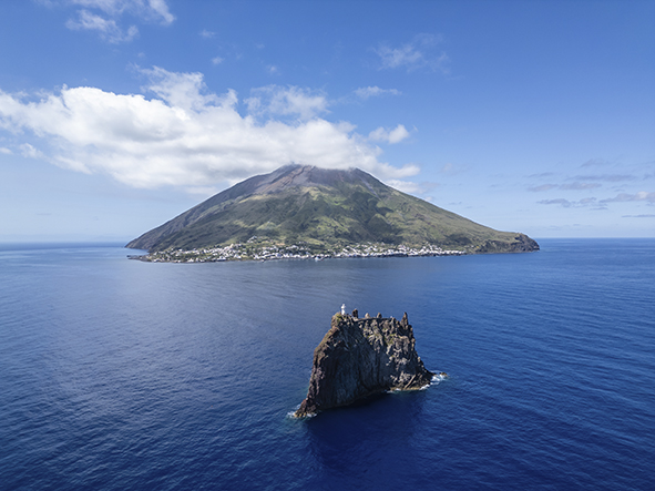 'isola di Stromboli e Strombolicchio. Photo Sebastiano Cannavoì