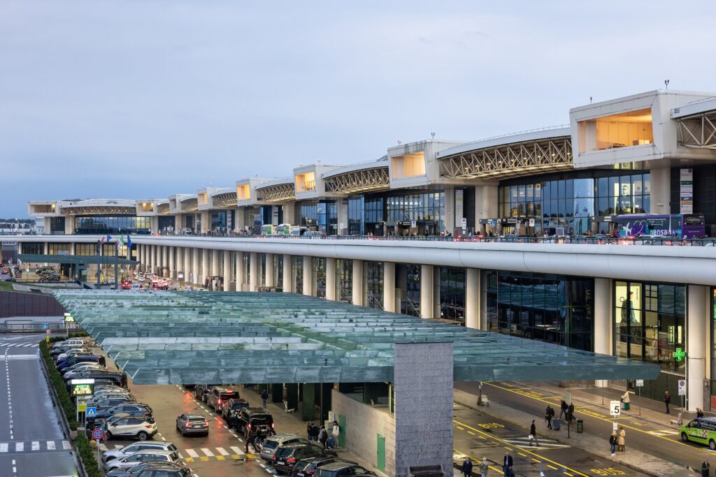 Tutti gli aeroporti italiani sono intitolati ad artisti e uomini di cultura. Che c’azzecca Berlusconi?