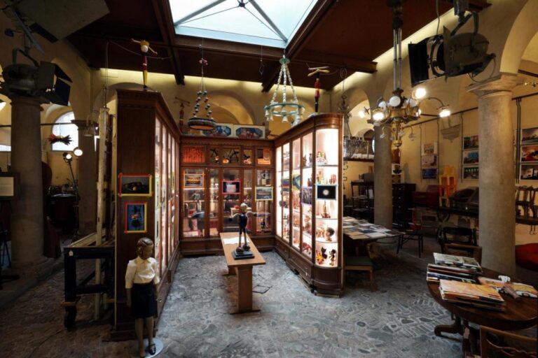 fa5 A Bologna c’è un negozio di antiquariato e modernariato con pezzi rari e da museo 