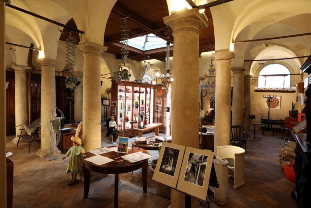 A Bologna c’è un negozio di antiquariato e modernariato con pezzi rari e da museo 