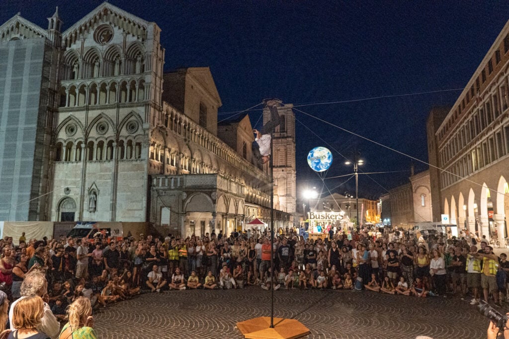 ferrara buskers festival 1 A Ferrara c’è il più antico festival sugli artisti di strada. Esiste da 37 anni, con la benedizione di Lucio Dalla