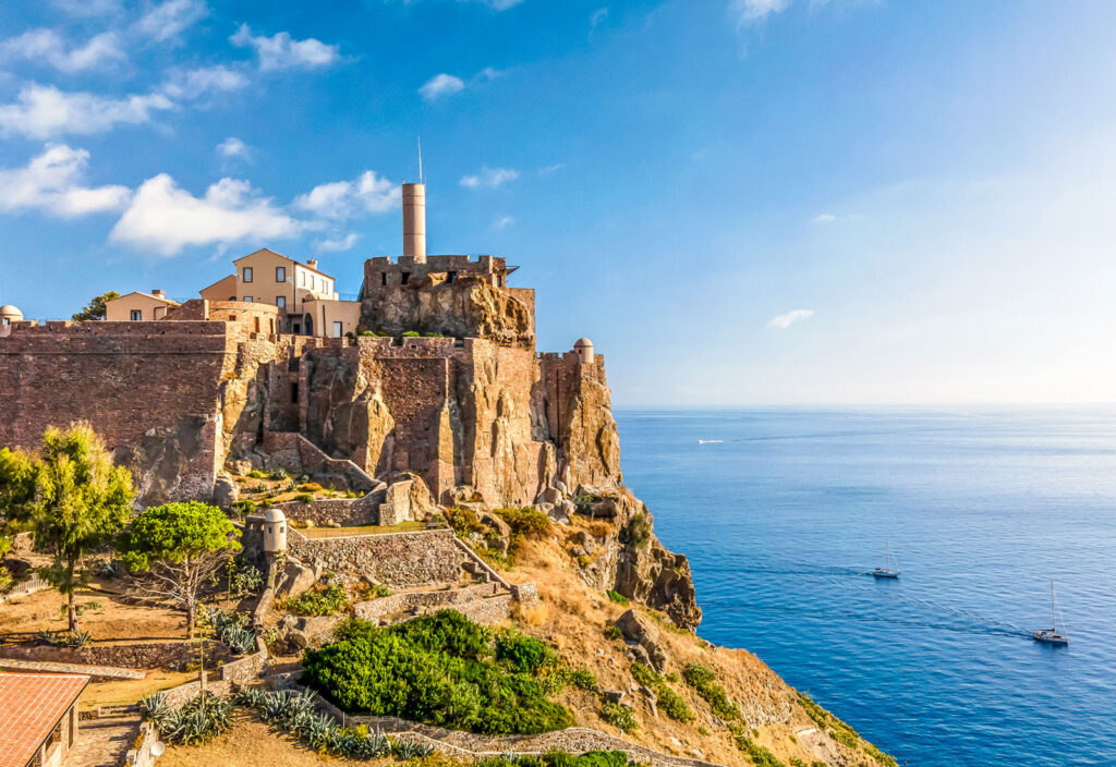 Da storica fortezza a residenza extralusso. Si vende il Forte San Giorgio sull’isola di Capraia