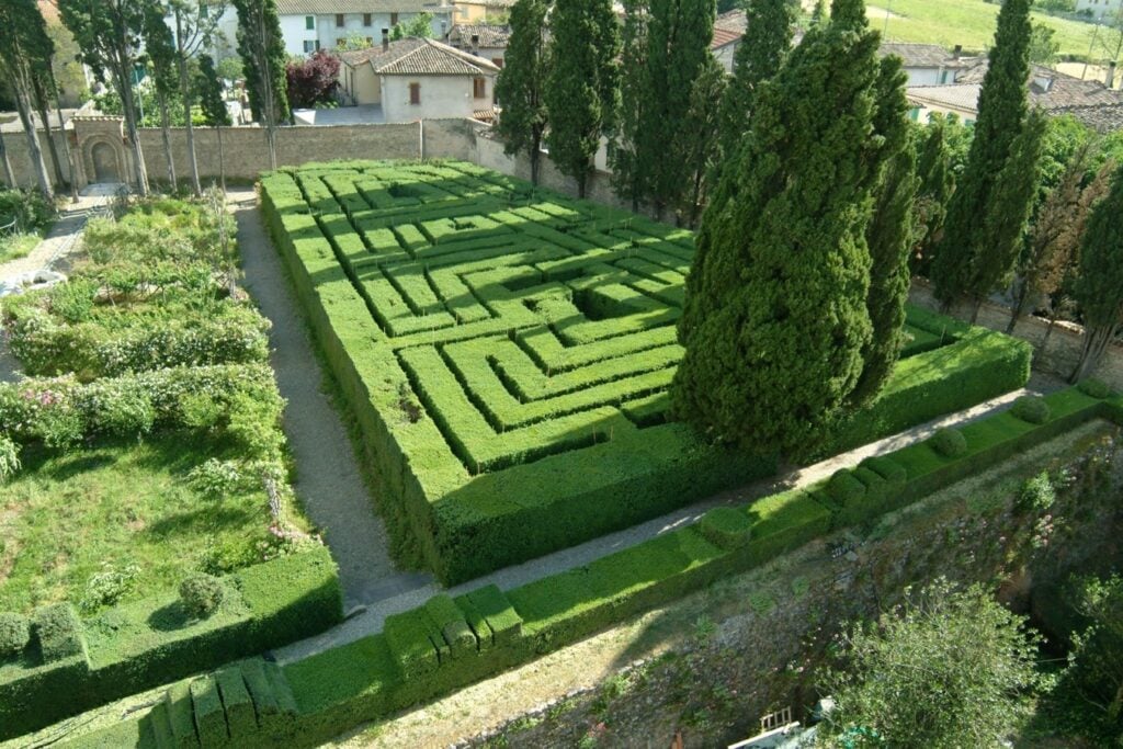 il labirinto del castello bufalini In Umbria il Castello Bufalini si trasforma in teatro della storia grazie agli architetti Migliore+Servetto