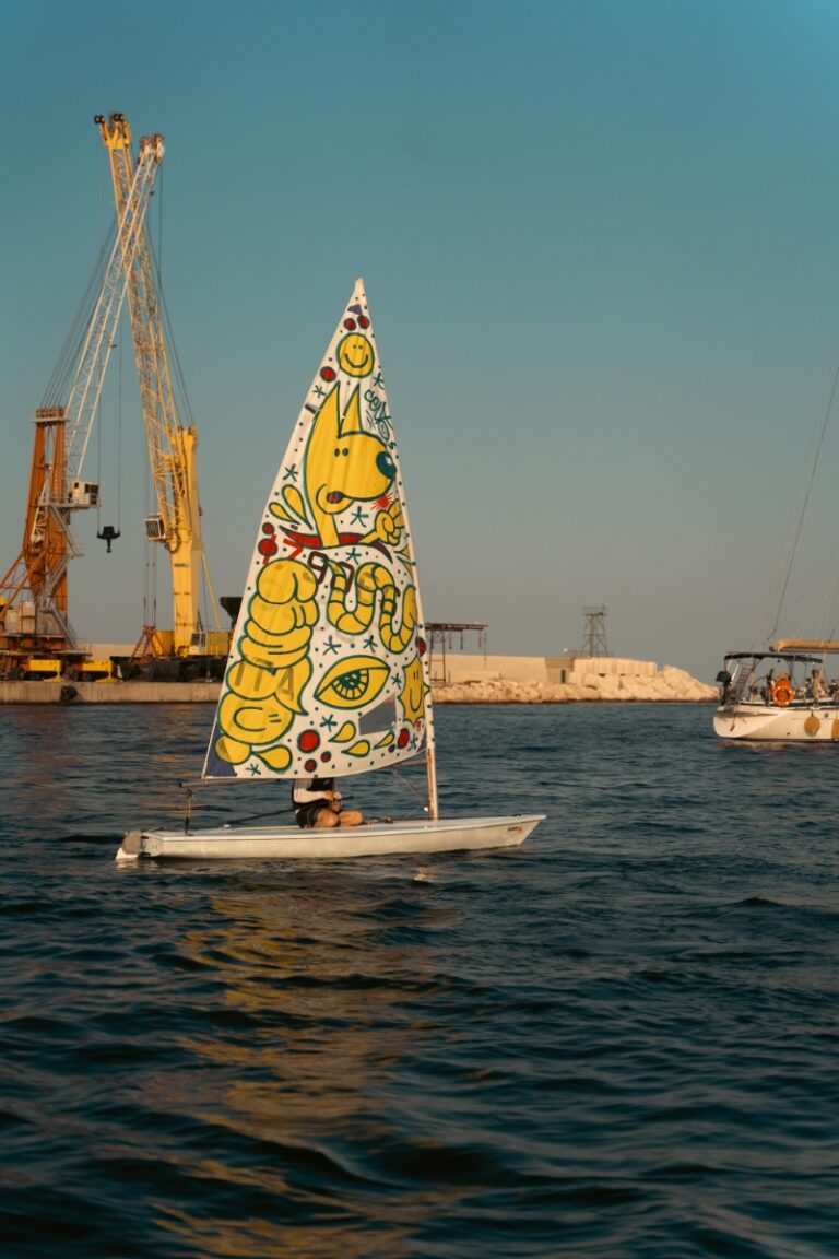inmyname 19 800x1200 1 In Puglia le vele disegnate dagli street artist navigano sul mare di Monopoli. Le foto