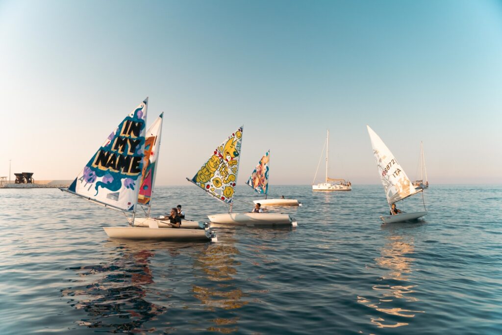 In Puglia le vele disegnate dagli street artist navigano sul mare di Monopoli. Le foto