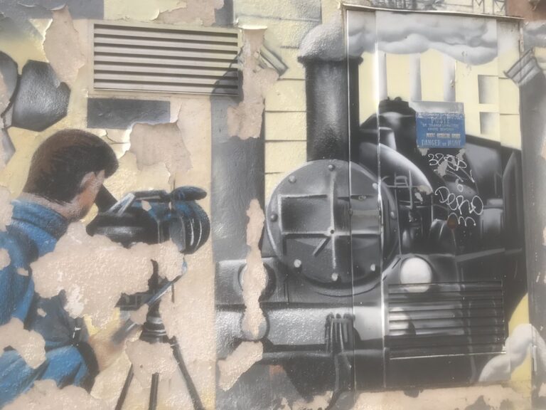 La Ciotat, Francia. Un murales nella città vecchia rievoca i primi film girati dai Lumière