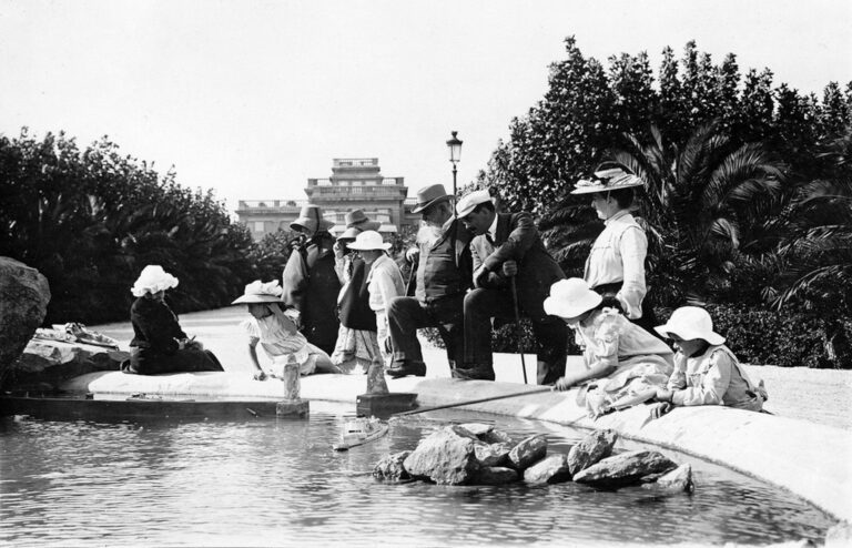 La famiglia Lumière nel giardino del Palais Lumière in una immagine d'epoca