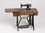 La macchina da cucire Singer, Queen Mary's Dolls' House. Courtesy Royal Collection Trust
