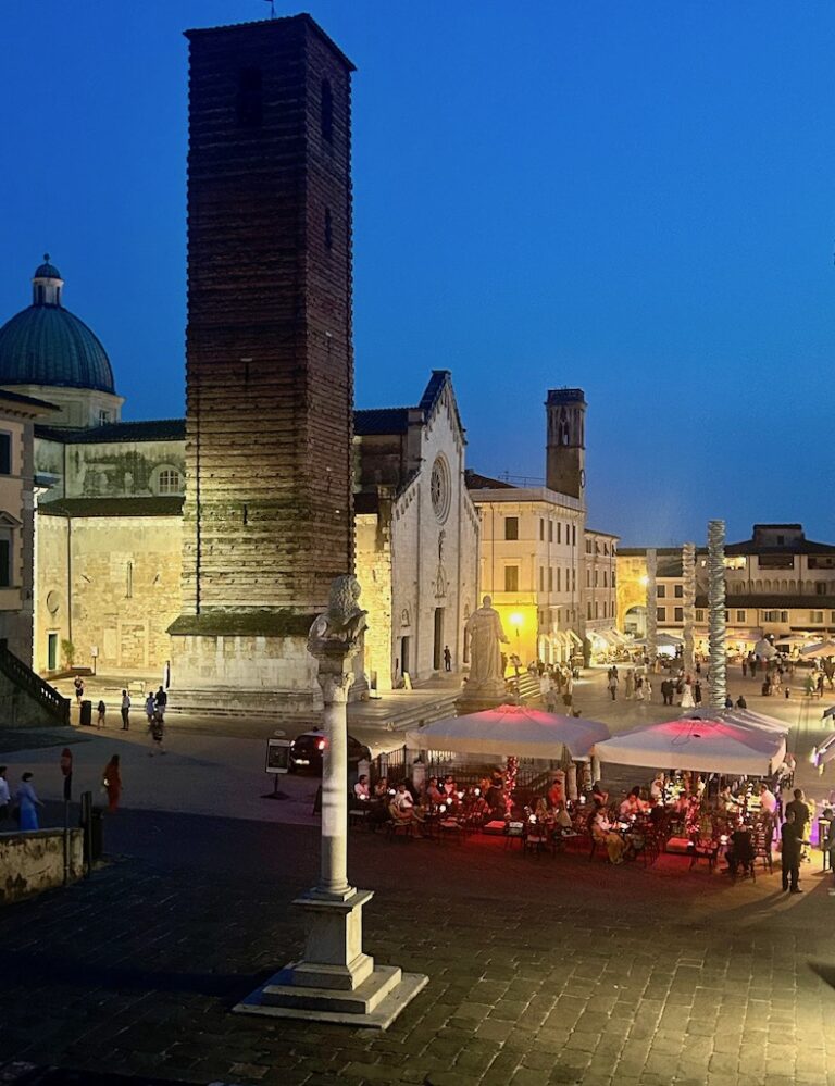 La piazza di Pietrasanta dal Parco Lumaca