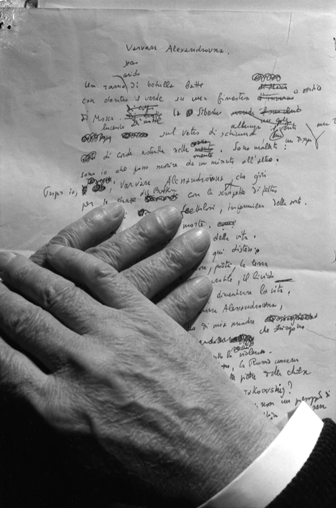 Le mani di Salvatore-Quasimodo posate su di un manoscritto autografodi federico patellani 1964 archivio-federico patellani 