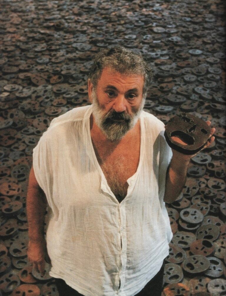 Menashe Kadishman afferra uno dei volti metallici di Shalechet, Galerie Hans Mayer, Düsseldorf, 1997-1998